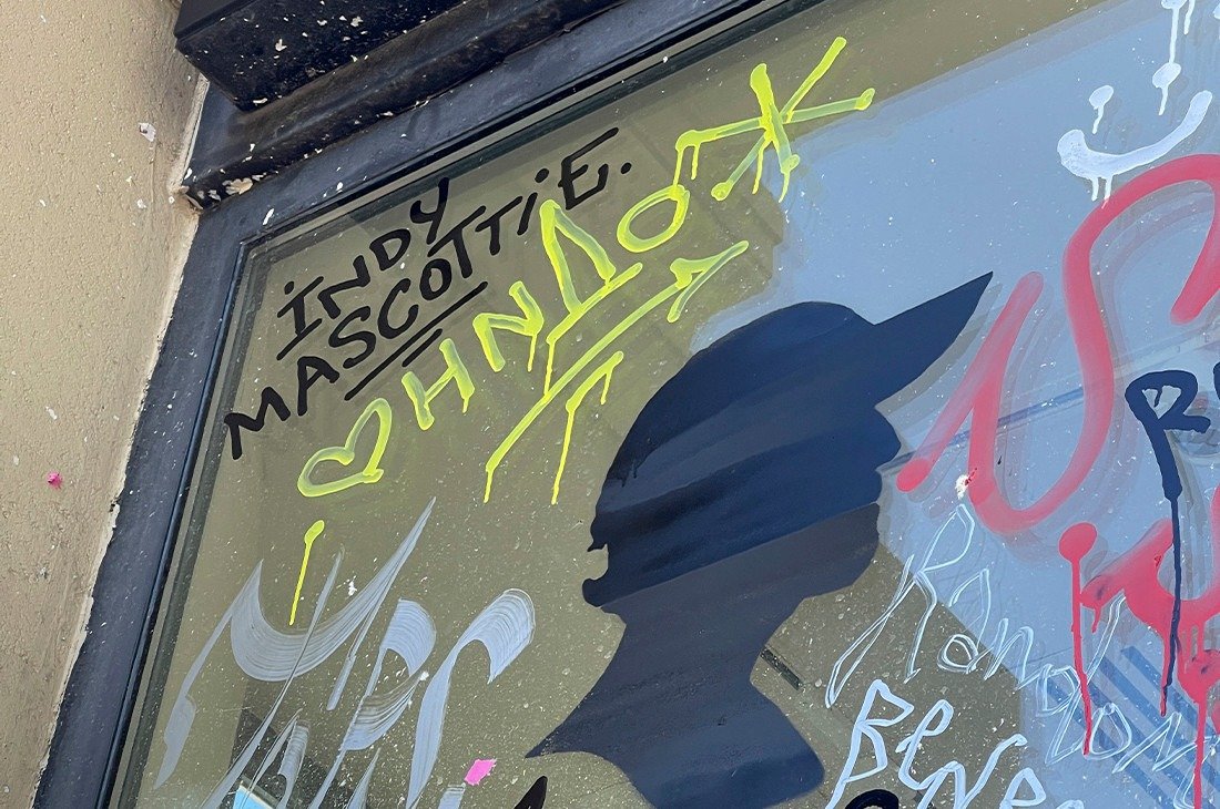 Мастак з Жодзіна на Тыдні моды ў Парыжы распісаў вітрыну павільёна Vivienne Westwood