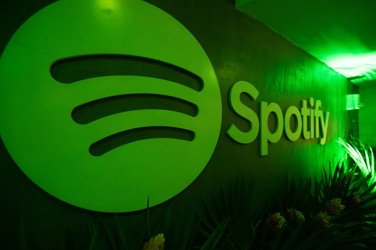 Некалькі гуртоў выдалілі сваю музыку са Spotify з-за таго, што заснавальнік платформы спансіруе кампанію, якая вырабляе дроны